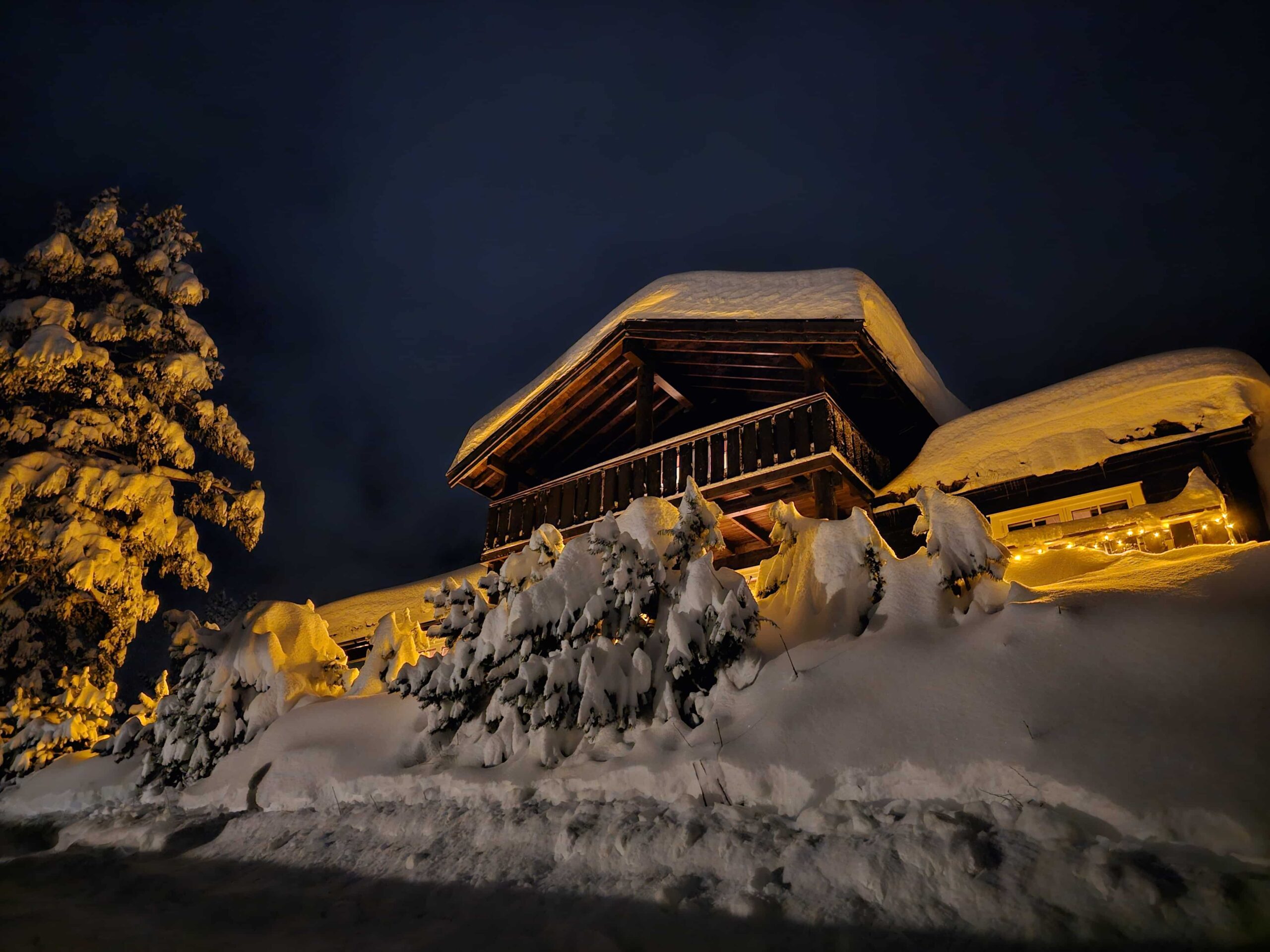 A beautifull lodge in winter with snow and christmas lights